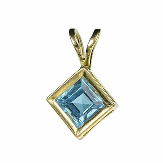 Blue Topaz Pendant in 14kt Yellow Gold