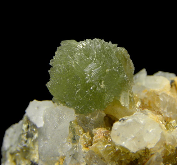 Ludlamite (unique sphere-shaped aggregate) / Locality - Huanuni mine, Huanuni, Dalence Province, Oruro Department, Bolivia