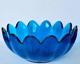 Bol de cristal azul Blenko vintage con bordes festoneados, pieza decorativa de vidrio artístico.