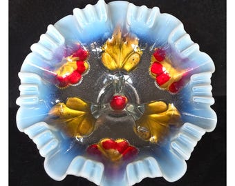 Ciotola antica Dugan in vetro opalescente con decorazioni floreali dorate e rosse e base a tre gambe con bordo ondulato.