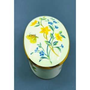 Caja ovalada para joyas de porcelana fina Caverswall con diseño de mariposa y flores.
