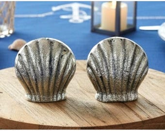 Salero y pimentero antiguos de peltre, pesados y con forma de concha, en excelente estado.