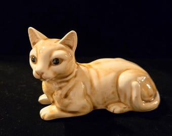 Vintage Keramik Katze Figur Hellbraun & Creme liegend 12,5 cm lang