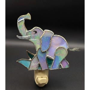 Lampada da notte a forma di elefante in vetro colorato, viola e verde iridescente, con spina, decorazione artigianale.