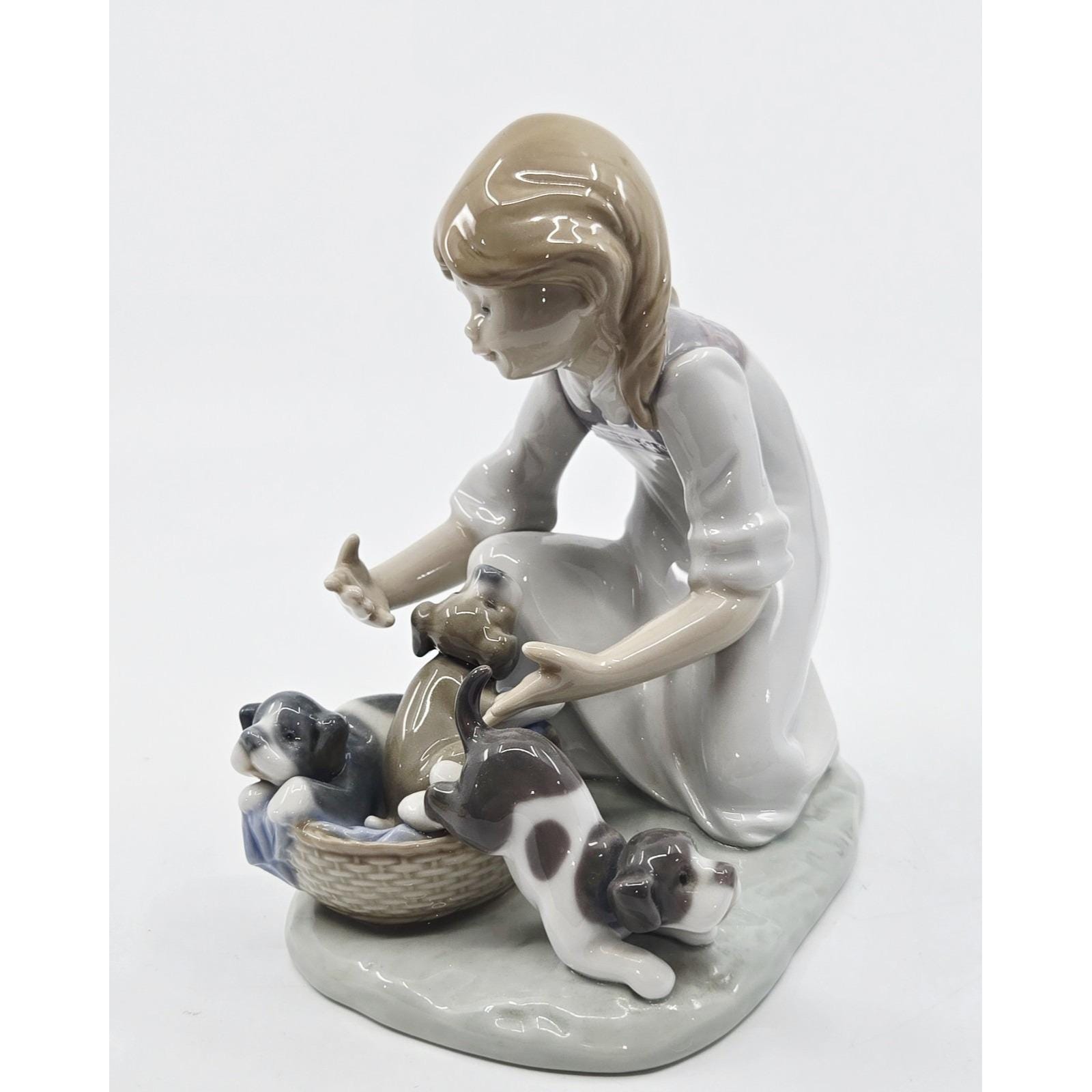 LLADRO Nacida en 2021 陶器人形 女の子 A New Treasure Girl Figurine