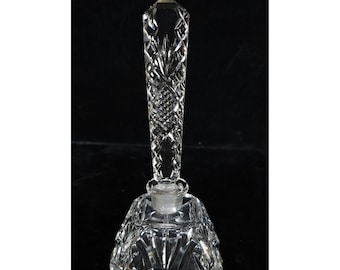 Frasco de perfume vintage em cristal lapidado com tampa ornamentada, design elegante e peça de colecionador.