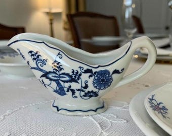 Salsera de porcelana azul Danubio con estampado floral, pieza de servir vintage, 12,7 cm de largo x 7,6 cm de alto, excelente estado.
