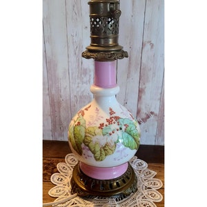 Beautiful pink floral and berries vintage lamp (Needs work)