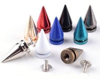 Op de afbeelding: Assortiment van metalen piramidevormige studs in verschillende kleuren, waaronder goud, zilver, rood, zwart, blauw, groen en wit. De studs hebben een schroefbasis en zijn geschikt om een punkrock-esthetiek toe te voegen aan kleding, tassen of andere accessoires.