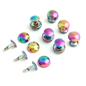Puede incluir: Surtido de botones de metal en forma de cúpula de color arcoíris iridiscente, con respaldo plano y poste para coser. También se incluyen tres postes separados.