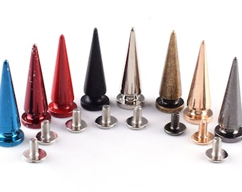 Peut inclure: Assortiment de dix clous pyramidaux en métal avec vis de fixation dans différentes couleurs, notamment bleu, rouge, noir, argent, or et bronze.