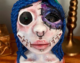 Escultura de arcilla inspirada en Coraline