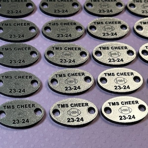 Icono de plata personalizado Varsity Cheer Shoe Charms, personalizable Varsity Cheer Gifts, Football Cheerleader Team Gifts, Shoelace Charm