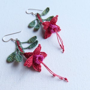 Brincos de Princesa. Fuchsia flower crochet earrings. Natural dyed cotton. Silver earring hook.