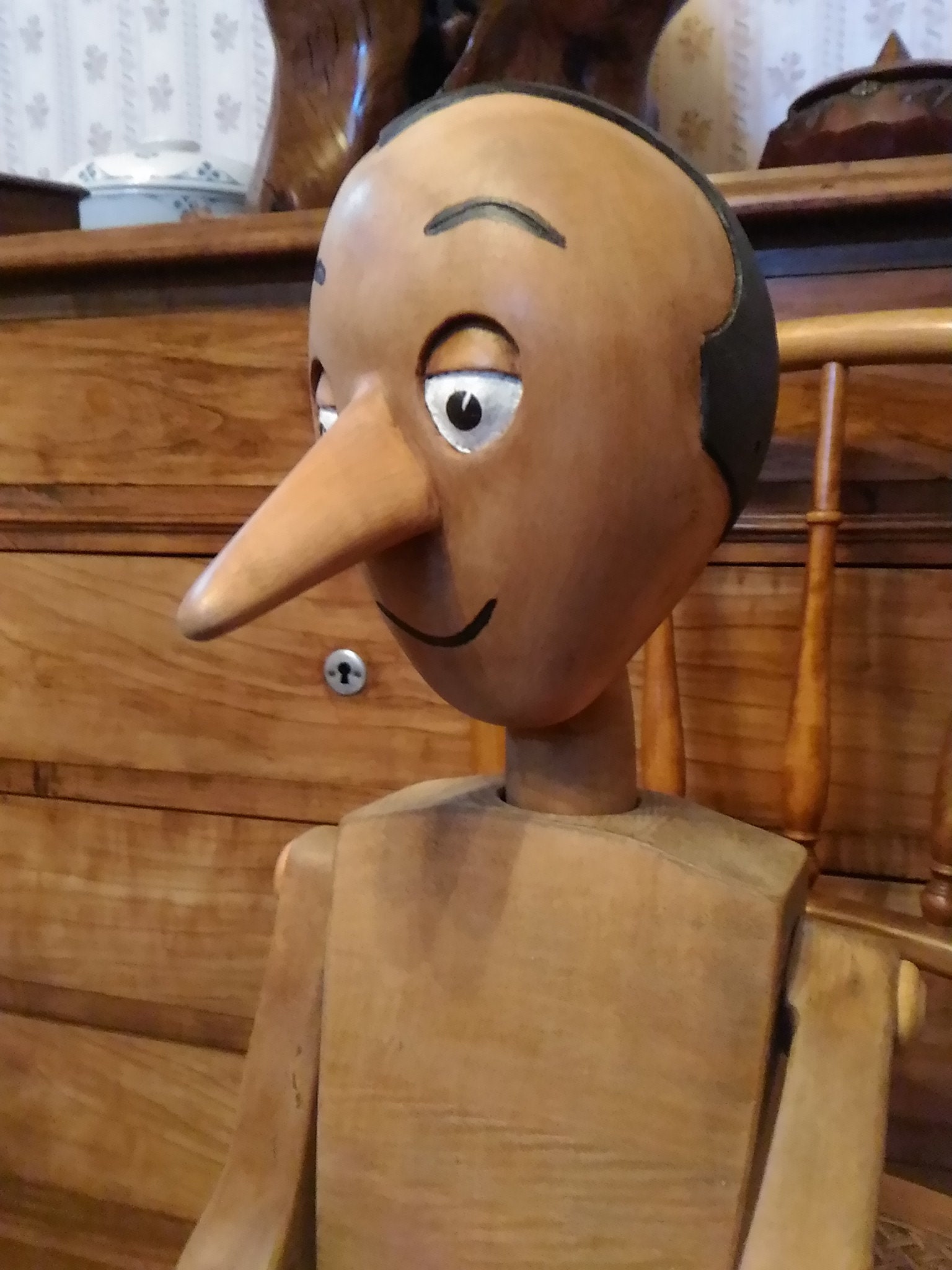 Ancienne marionnette Pinocchio, sculpture en bois soigneusement