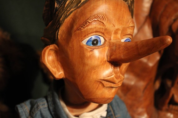Marionnettes Pinocchio en bois en vente à l'extérieur de la