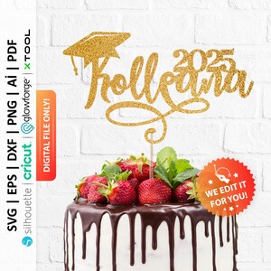May include: A gold glitter cake topper with the word "Kolle" and the year "2025" in a script font, topped with a graduation cap. The cake is decorated with strawberries and chocolate ganache.