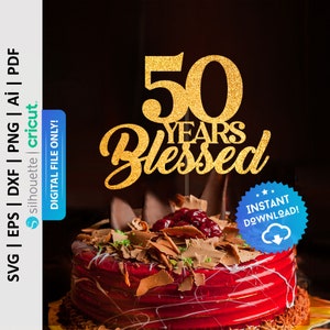 Peut inclure: Décor de gâteau en paillettes dorées avec le texte "50 Years Blessed" sur un gâteau rouge avec des copeaux de chocolat.