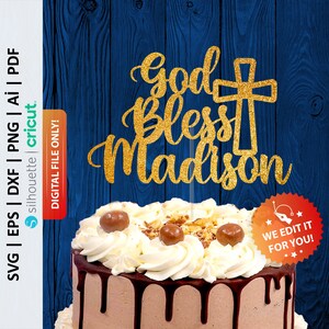 Op de afbeelding: Gouden glittertaarttopper met de tekst "God Bless Madison" en een kruis. De topper is op een chocoladetaart met witte frosting en chocoladesaus.