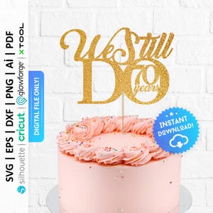 Op de afbeelding: Een roze cake met een gouden glitter taarttopper met de tekst "We Still Do 70 Years". De cake is versierd met roze glazuur en sprinkles. Een blauwe sticker met de tekst "Instant Download!" staat op de cake.