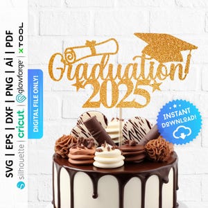Könnte beinhalten: Goldener Glitzer-Kuchentopper zum Abschluss mit einer Abschluss-Kappe, einem Diplom und dem Jahr 2025. Der Topper befindet sich auf einem Schokoladenkuchen mit weißem Frosting und Schokoladendekorationen.