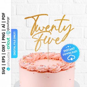 Puede incluir: Topper de pastel de purpurina dorada con las palabras "Twenty Five" en una fuente cursiva. El topper está encima de un pastel rosa con chispas de colores.