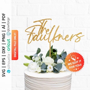 Op de afbeelding: Gouden glittertaarttopper met de tekst "The Faulkers" in een cursief schrift. De topper staat op een witte taart met witte bloemen en groen.