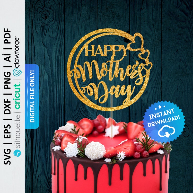 K&ouml;nnte beinhalten: Goldener Glitzer-Kuchentopper mit dem Text "Happy Mother's Day" in einem Kreis mit Herzen. Der Topper befindet sich auf einem roten und Schokoladenkuchen mit Erdbeeren und wei&szlig;en Schokoladenkugeln.