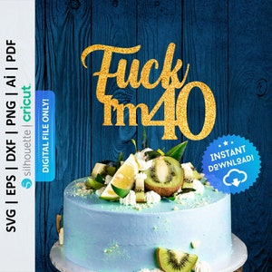 Könnte beinhalten: Goldener Glitzer-Kuchentopper mit dem Text "Fuck I'm 40".