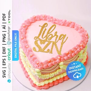 Pode incluir: Um bolo em forma de coração com cobertura rosa e tubulação decorativa rosa e amarela. Um topo de bolo dourado com glitter diz "Libra SZN". O bolo é decorado com pequenas pérolas rosa. A imagem inclui o texto "Download instantâneo!"