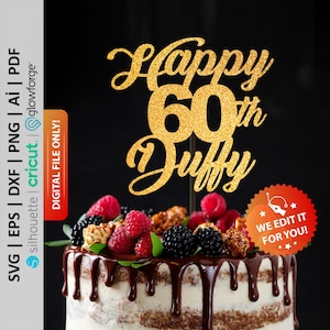 Puede incluir: Topper de pastel de purpurina dorada con el texto "Happy 60th Duffy". El topper está encima de un pastel de chocolate con bayas y chispas.