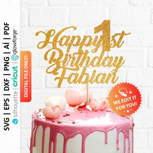 以下が含まれることがあります： ゴールドのグリッターでできたケーキトッパーで、"Happy 1st Birthday Fabian"と書いてあります。トッパーは、白いフロスティングと金色のスプリンクルがかけられたピンクのケーキの上に置かれています。