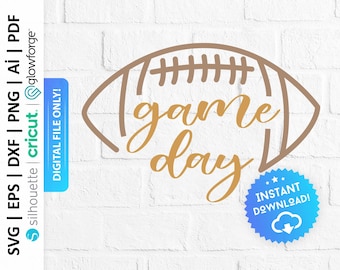 Puede incluir: Un contorno marrón de una pelota de fútbol con las palabras "game day" escritas en una fuente cursiva dorada. Las palabras "INSTANT DOWNLOAD!" están escritas en un círculo azul con un icono de nube.