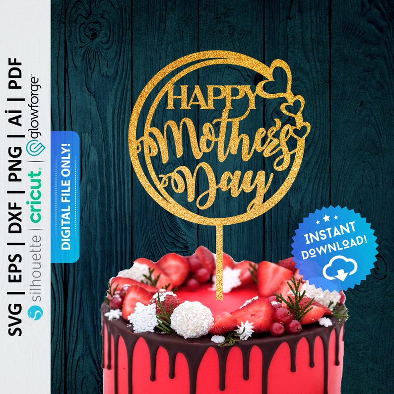 K&ouml;nnte beinhalten: Goldener Glitzer-Kuchentopper mit dem Text "Happy Mother's Day" in einem Kreis. Der Topper befindet sich auf einem roten Kuchen mit Schokoladenfrosting und Erdbeeren.