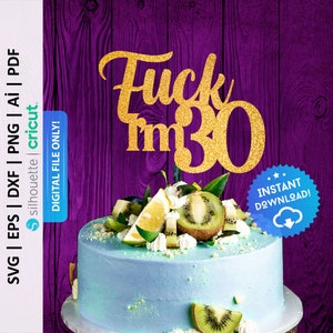 Könnte beinhalten: Goldener Glitzer-Kuchentopper mit dem Text "Fuck I'm 30" auf einem blau glasierten Kuchen, der mit Kiwi- und Zitronenscheiben verziert ist.