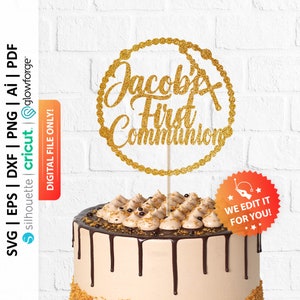 Pode incluir: Topper de bolo de glitter dourado com o texto "Jacob's First Communion" em um círculo. O topper está em um bolo com cobertura de chocolate e granulado.