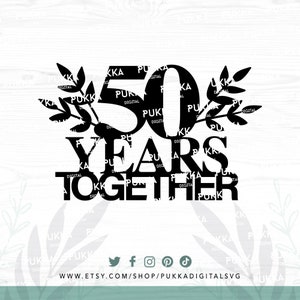 Pode incluir: Design gr&aacute;fico preto e branco do n&uacute;mero 50 com as palavras "Years Together" abaixo. O n&uacute;mero 50 &eacute; rodeado por folhas estilizadas.