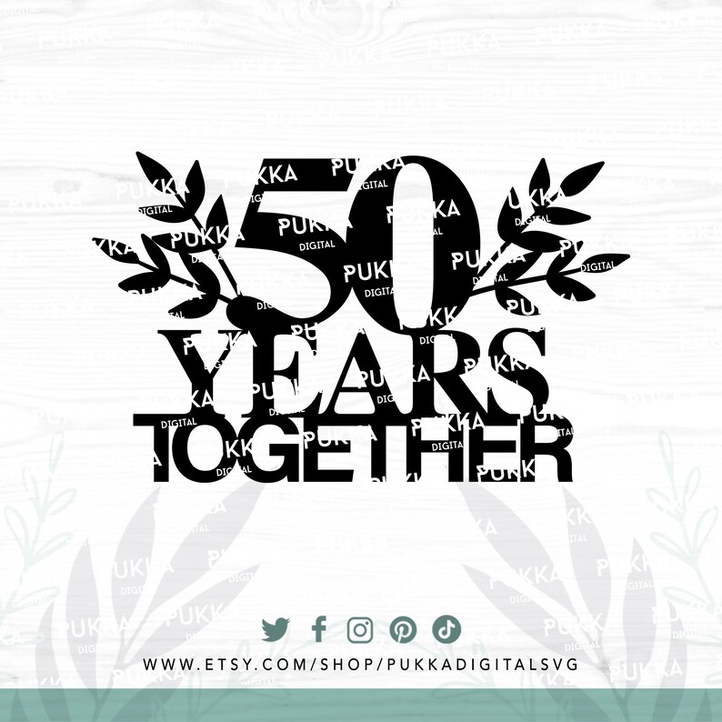 Pode incluir: Design gr&aacute;fico preto e branco do n&uacute;mero 50 com as palavras "Years Together" abaixo. O n&uacute;mero 50 &eacute; rodeado por folhas estilizadas.