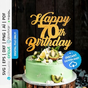 Puede incluir: Una tarta verde decorada con rodajas de kiwi y limón, coronada con un adorno dorado brillante que dice "Happy 70th Birthday". La tarta está sobre una base de madera. Descarga digital disponible.