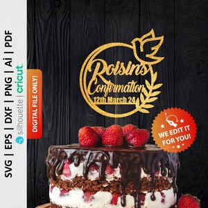 Può includere: Topper per torta in glitter dorato con il testo "Roisins Confirmation 12th March 24" in un cerchio con un design di colomba e corona di alloro.