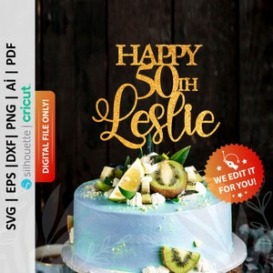 以下が含まれることがあります： キウイのスライスと「HAPPY 50th Leslie」と書かれた金色のグリッターケーキトッパーで飾られた、青いフロストケーキ。ケーキはフルーツと白いフロスティングで飾られています。