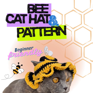 Puede incluir: Un gato gris con un sombrero de abeja de ganchillo amarillo y negro. La imagen incluye el texto "BEE CAT HAT & PATTERN" y "Beginner friendly" con una ilustración de abeja de dibujos animados.