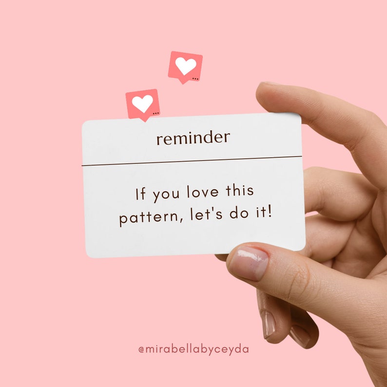 Pode incluir: Um cart&atilde;o branco com o texto "reminder" e "If you love this pattern, let's do it!" O cart&atilde;o est&aacute; sendo segurado em uma m&atilde;o contra um fundo rosa. Dois &iacute;cones de cora&ccedil;&atilde;o rosa com cora&ccedil;&otilde;es brancos flutuam acima do cart&atilde;o.