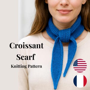 Peut inclure: Écharpe tricotée bleue nouée autour du cou. Le motif de l'écharpe est visible. Le texte "Croissant Scarf Knitting Pattern" est affiché en noir.