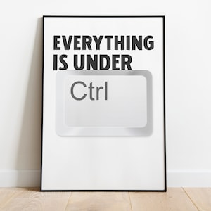 Könnte beinhalten: Ein weißer gerahmter Poster mit schwarzem Text, der "EVERYTHING IS UNDER Ctrl" lautet, mit einer weißen Computertaste mit dem Wort "Ctrl" darauf.