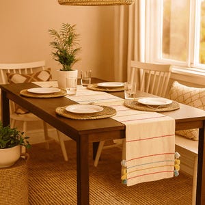 Minimalistische katoenen tafelloper met draadwerk en kwastjes – Tafeldecor