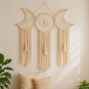 Celestial Trinity macramé maan muurhanger – handgemaakt beige katoenen bohodecor