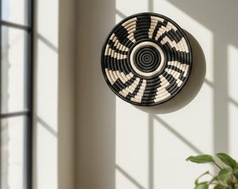 Plato de pared tribal monocromático tejido a mano – Arte textil bohemio, decoración de hierba Sabai