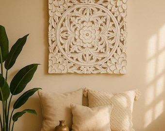 Biała tabliczka ścienna z medalionem – ręcznie wykonana, postarzana dekoracja kwiatowa w stylu boho, sztuka w stylu vintage shabby chic w przedpokoju