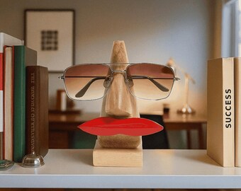 Bold Lips Brillenhalter aus Holz - Handgefertigter Brillenständer aus Mango Holz
